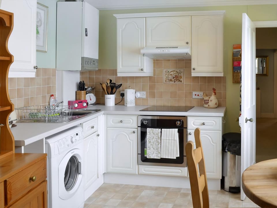 Well-equipped fitted kitchen | Pax, St. Margarets at Cliffe, near Dover