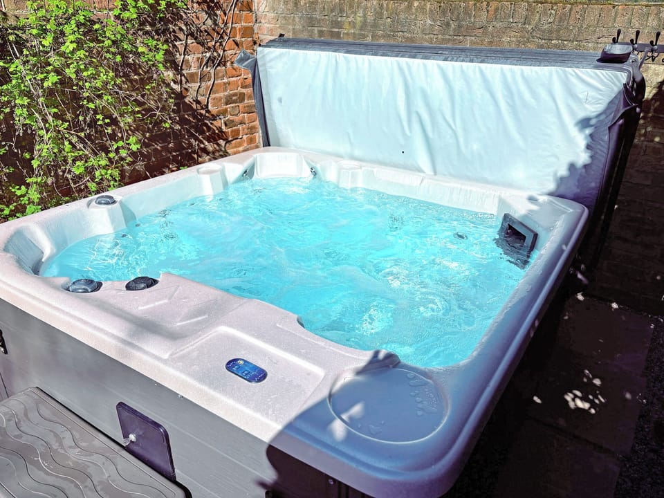 A perfectly secluded hot tub | Mill Cottage, Bielby, near York