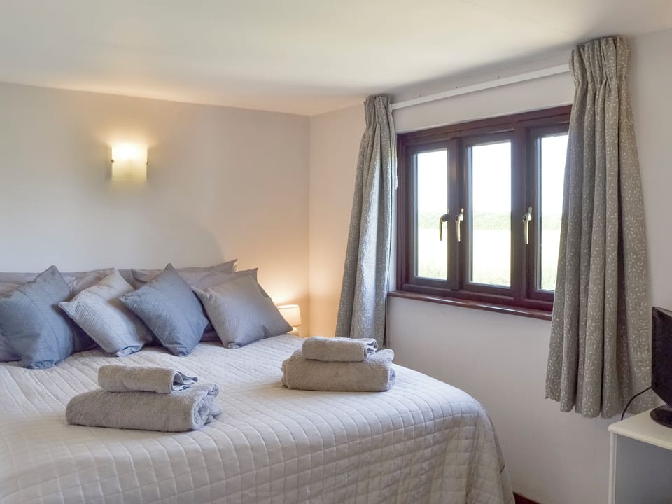 Relaxing bedroom with zip and link super king-size bed | Southview, Porchfield, near Newport