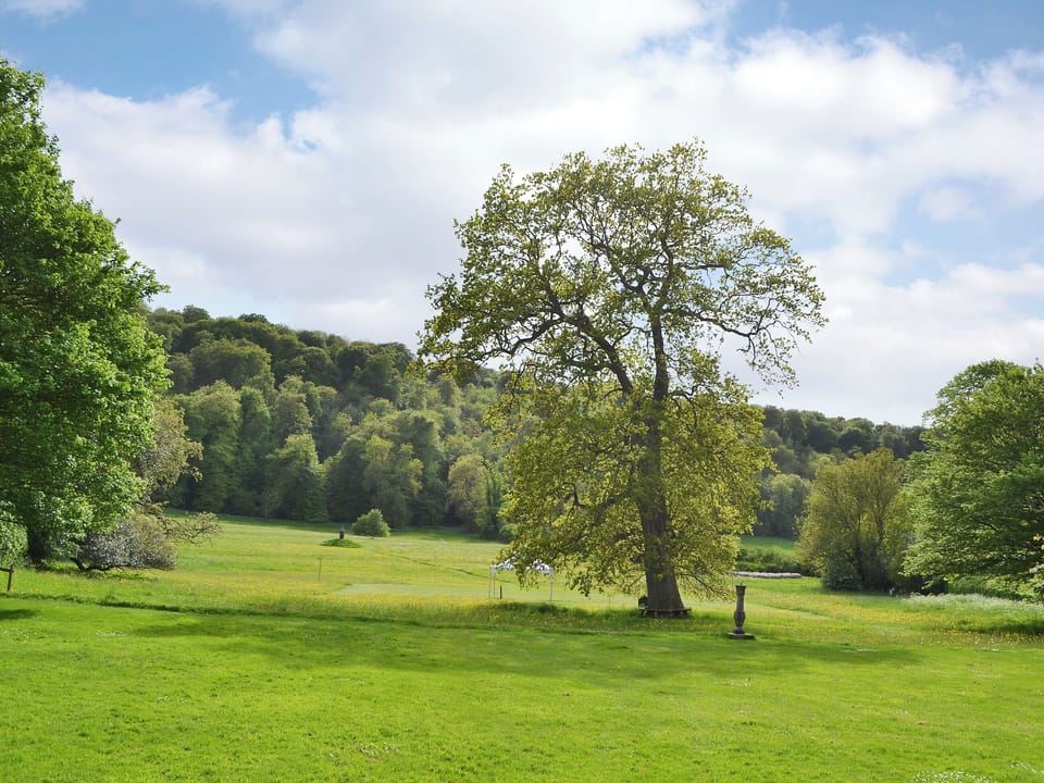 30 acres of beautifully landscaped, tranquil gardens and parkland | Stable Yard Cottage, Selborne, near Alton