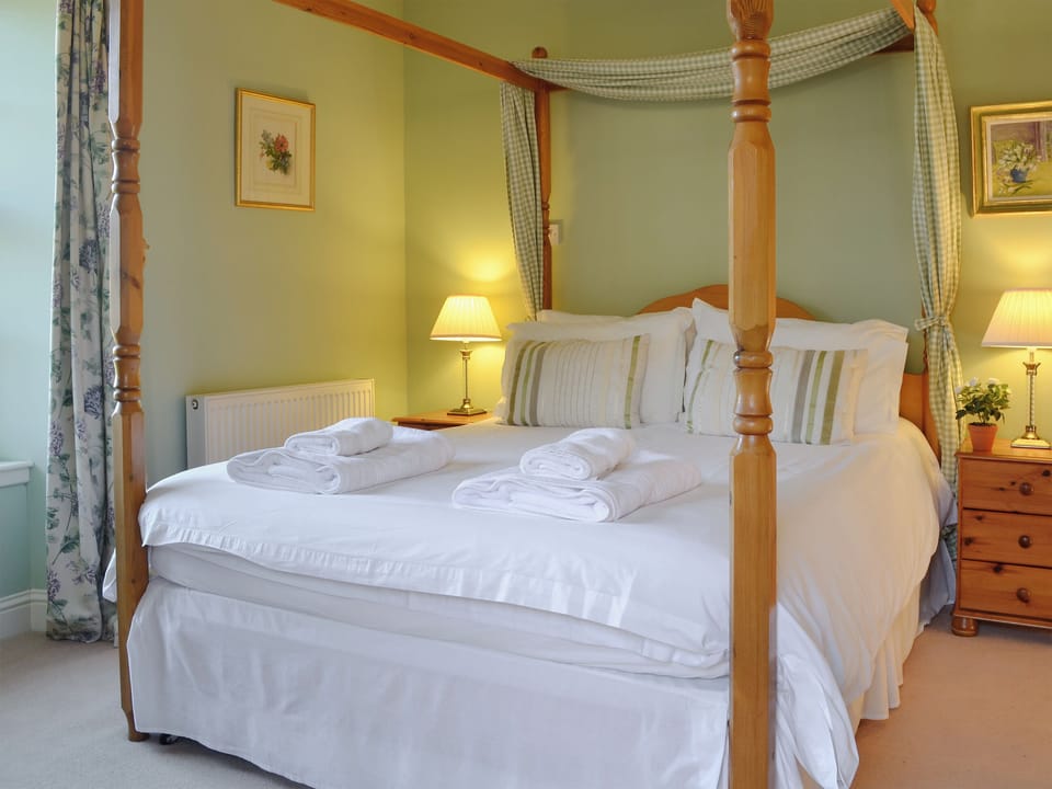 Attractive four poster bedroom | Strathisla Farm Cottages- Osprey Cottage - Strathisla Farm Cottages, Meigle
