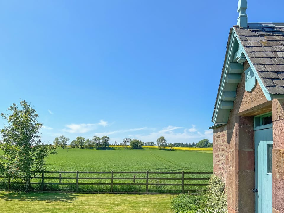 View | Strathisla Farm Cottages- Osprey Cottage - Strathisla Farm Cottages, Meigle