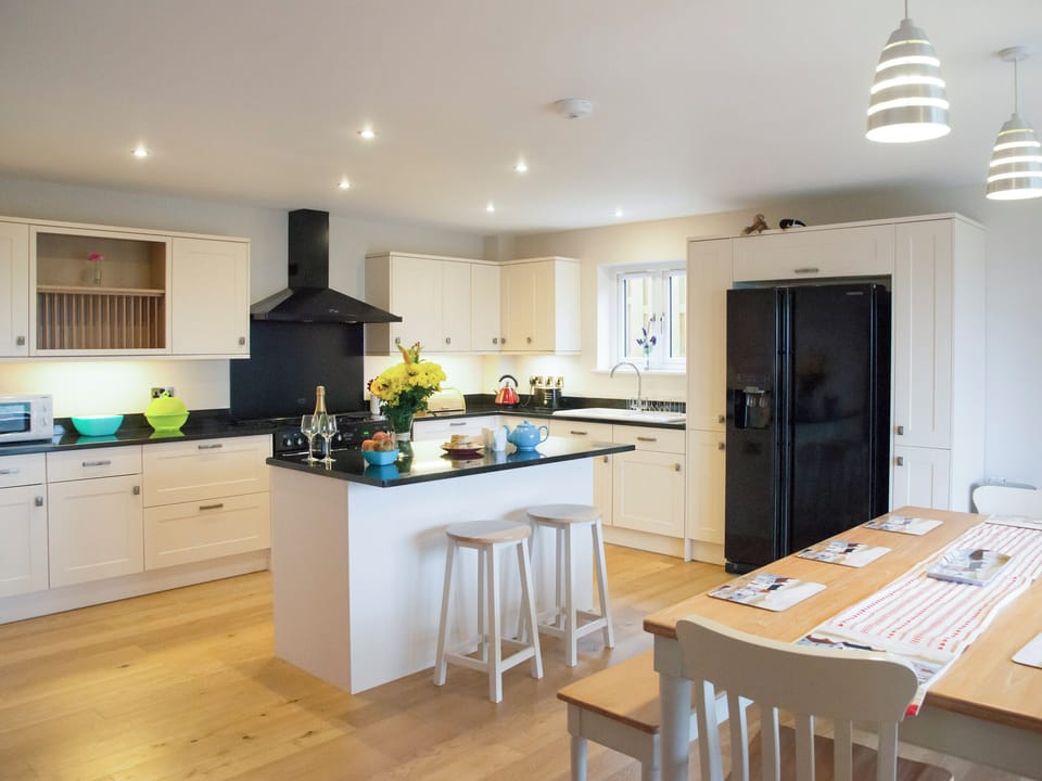 Light and airy kitchen and dining room | Harrowbeard House, Marhamchurch, near Bude