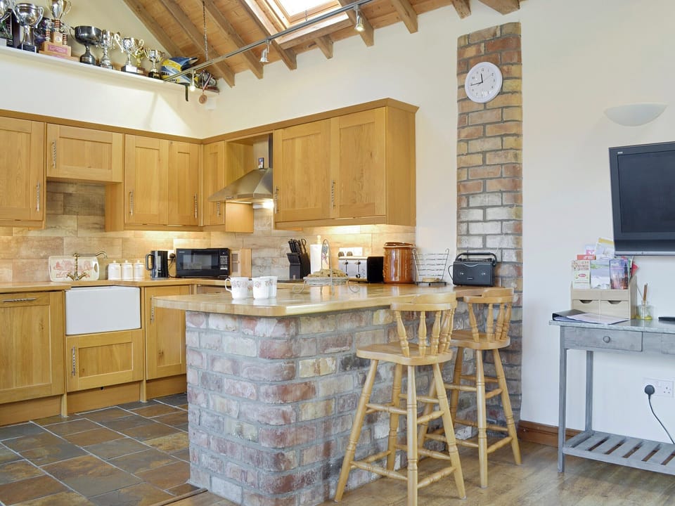 Well-equipped fitted kitchen with breakfast bar | Barley Edge - Brockholme Barns, Hornsea