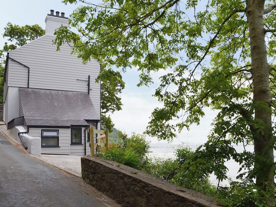 Situated along a quiet country lane overlooking the sea | Tan Y Fford, Glyngarth, near Beaumaris