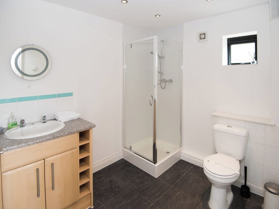 Master bedroom en-suite | Lyndhurst, Perranporth