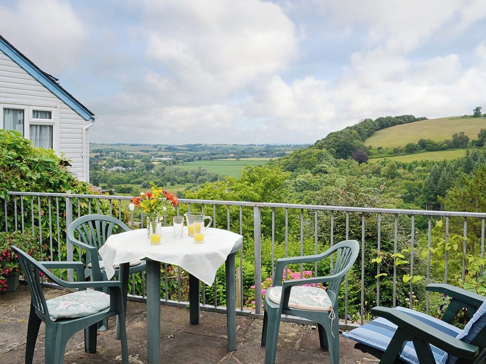 Outdoor eating area | River Wye View Cottage, Symonds Yat, Ross-on-Wye