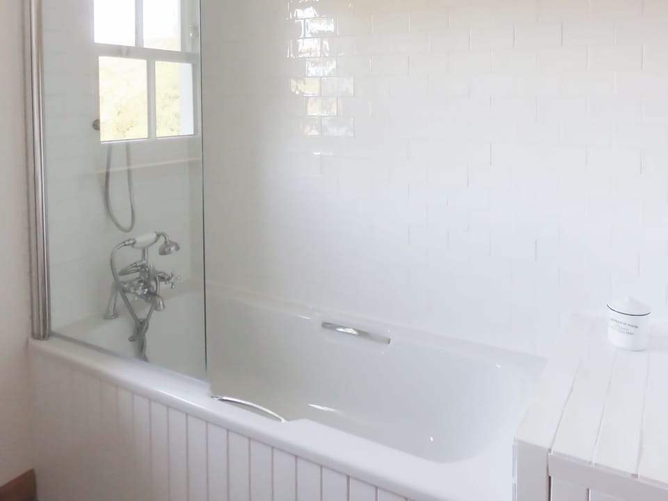 Bathroom | Tummel Cottage - Lick Estate, Foss, near Pitlochry
