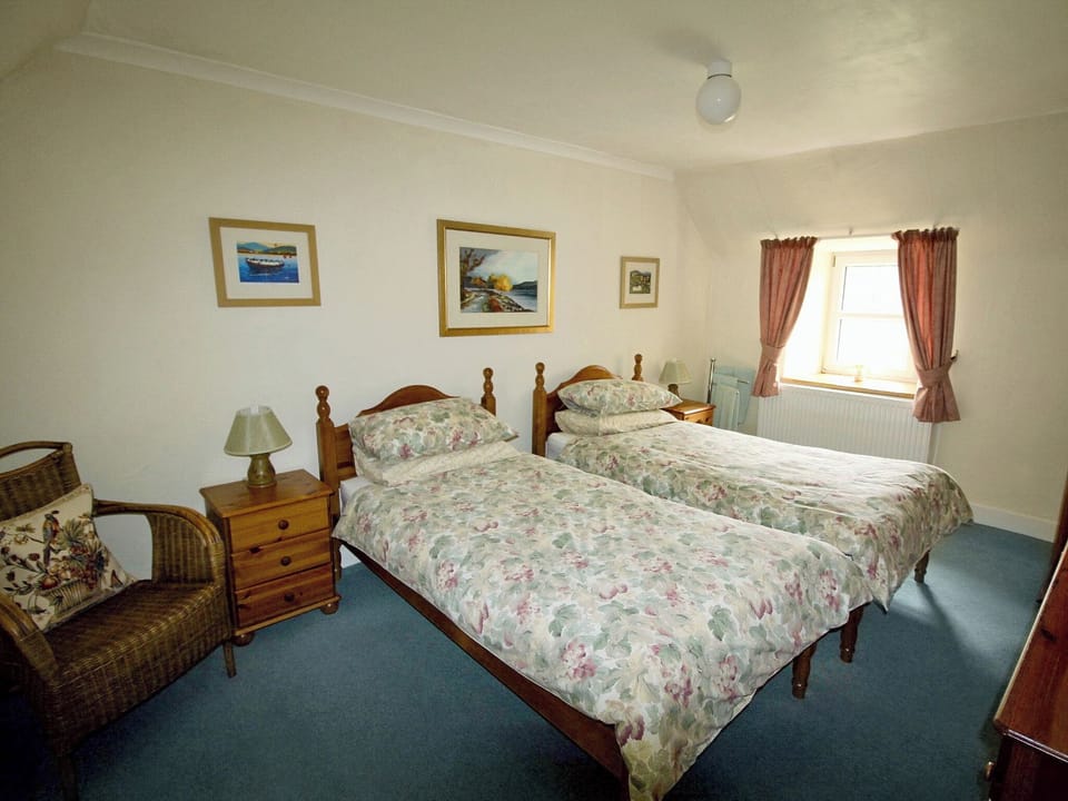Comfortable twin bedroom | Coelard Farmhouse - Coelard, Appin