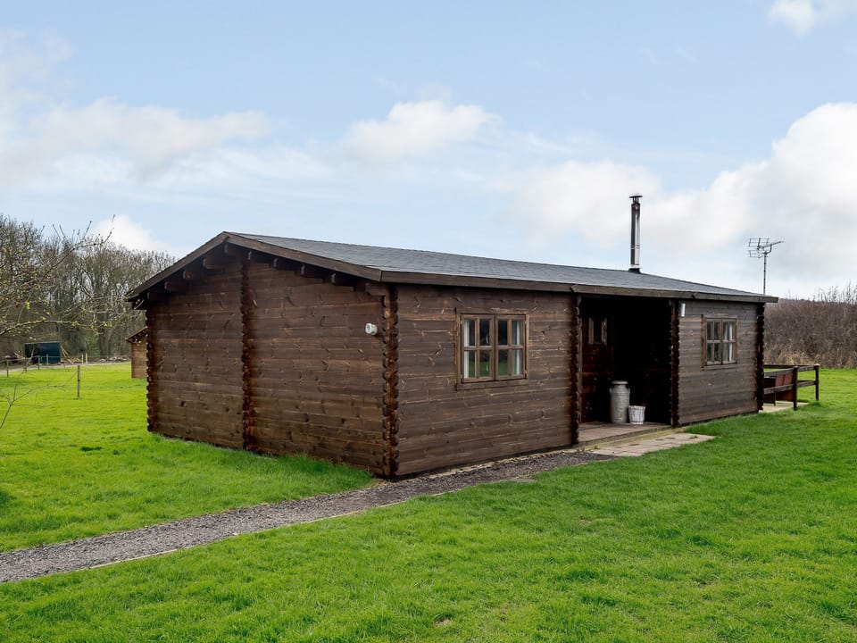 Cabin style holiday home with hot tub | Halfmoon Wood - Readyfields Farm, Caunton, near Newark