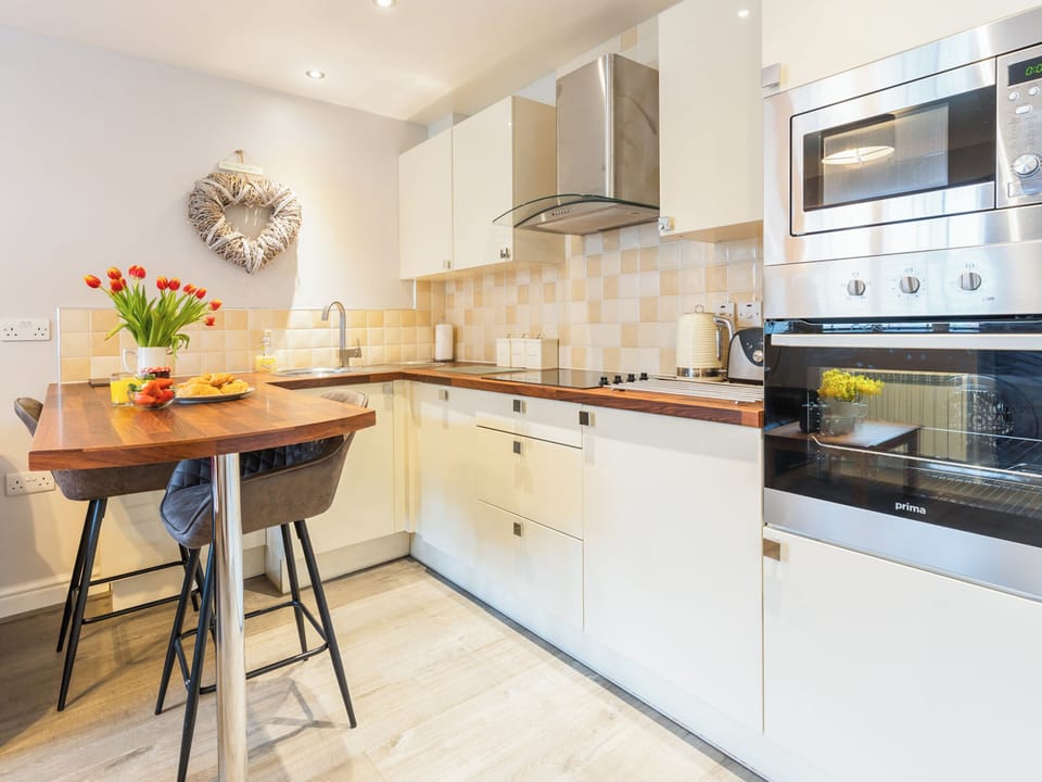 Well-equipped modern kitchen | Bwthyn Bach, Dyffryn Ardudwy, near Barmouth