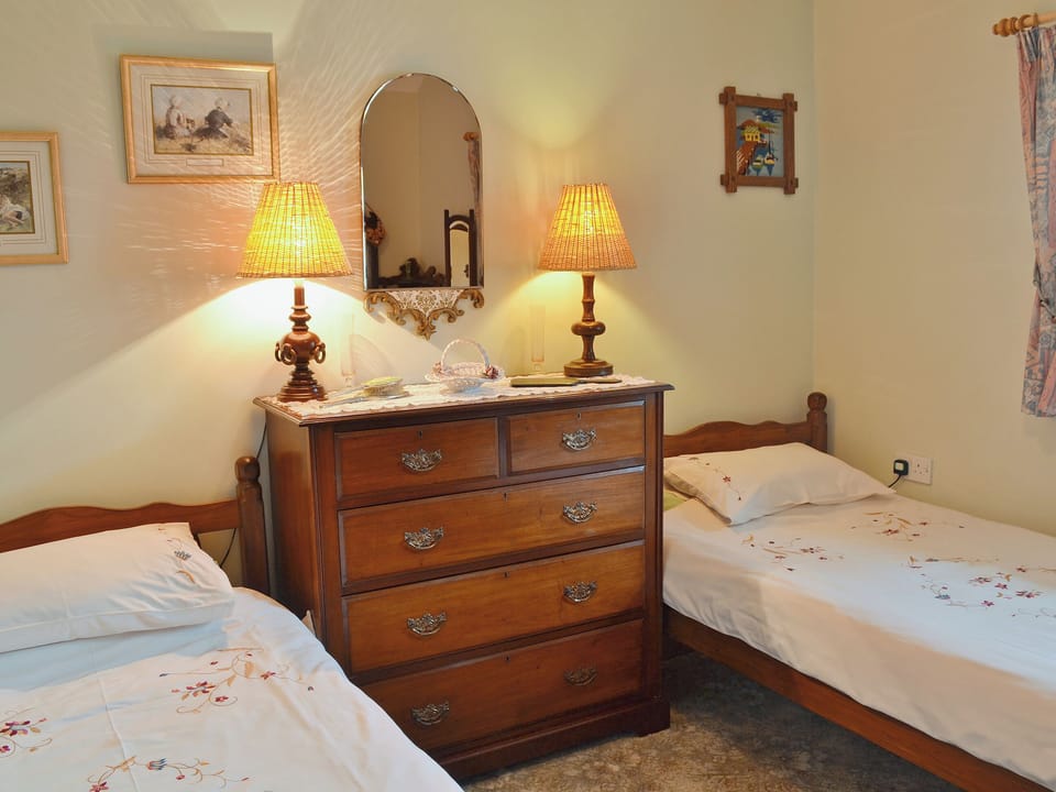 Twin bedroom | Cae Bach Cottage, Dinas, Lleyn Peninsula