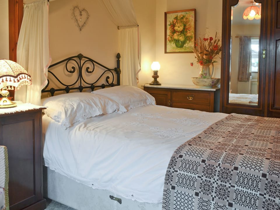 Cosy double bedroom | Cae Bach Cottage, Dinas, Lleyn Peninsula