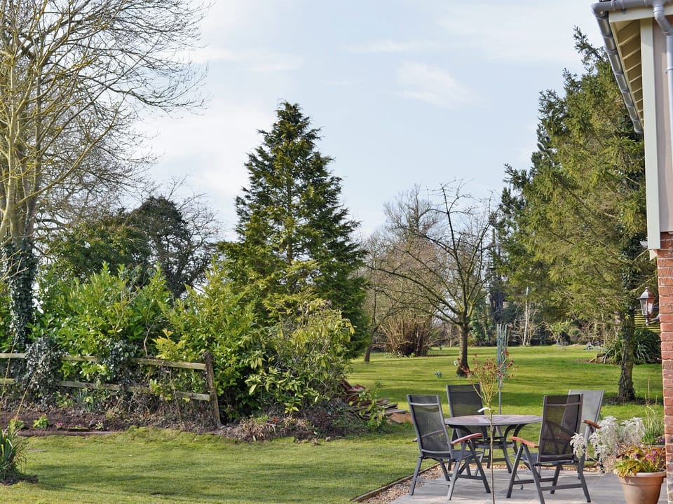 Garden and grounds | Honeypot Cottage, Metfield, nr. Harleston