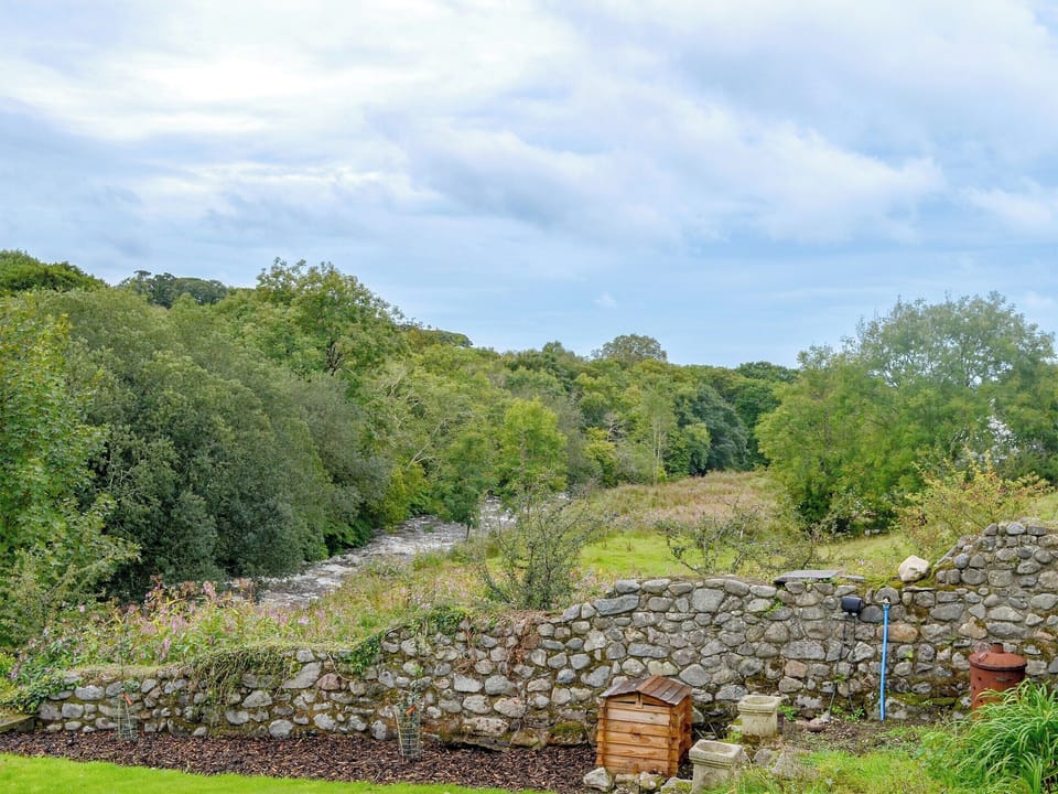 Cosy twin bedroom | Tryfan - The Woollen Mill, Penygroes, near Caernarfon