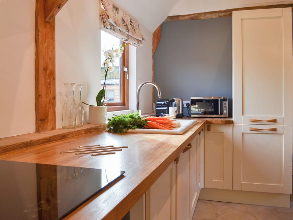 Beautifully fitted kitchen with induction hob | Chiddock Cottage - Midgham Farm, Ringwood