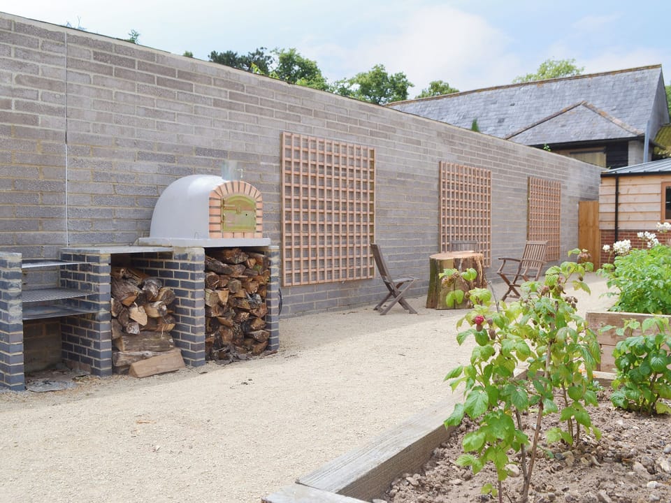 Shared outdoor pizza oven and BBQ area | Chiddock Cottage, Chidley Cottage, Little Barn - Midgham FarmMi, RingwoodMidgha