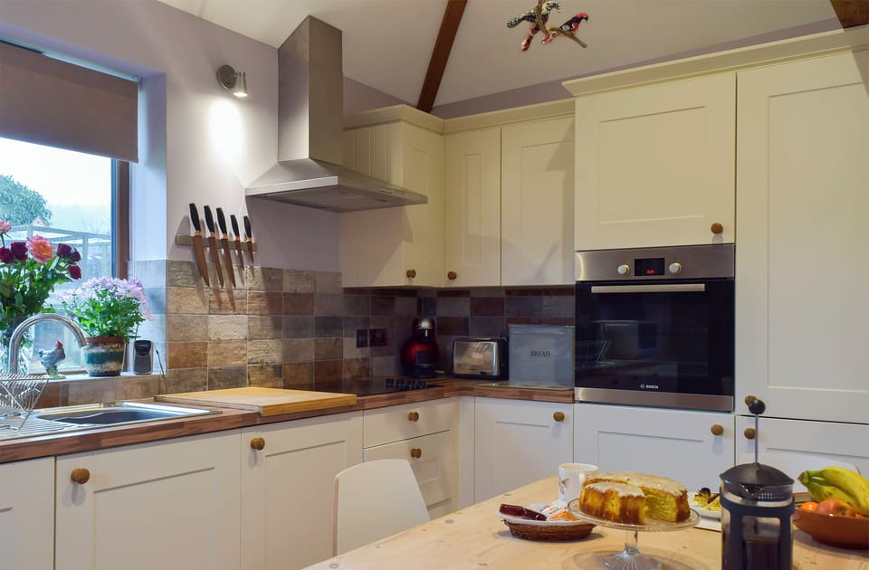 Farmhouse style kitchen area | Chick Hatch Barn, Carlton, near Saxmundham