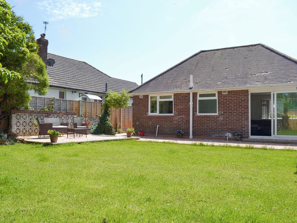 Lawned garden and rear of property | Jasper, Broadstone, near Bournemouth