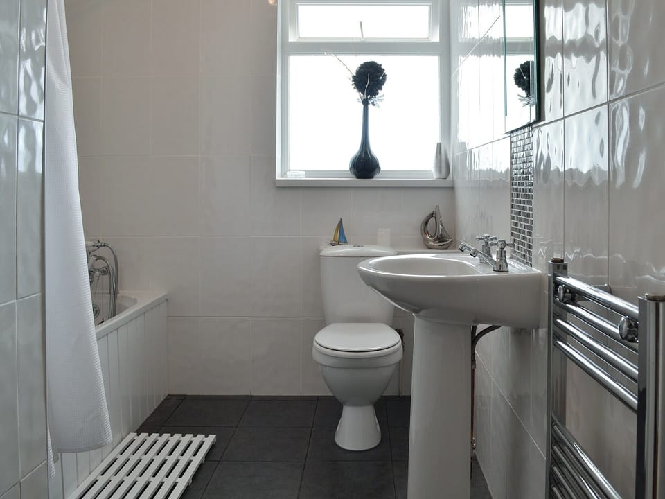Bathroom | Encil-Y-Mor, Criccieth, near Porthmadog