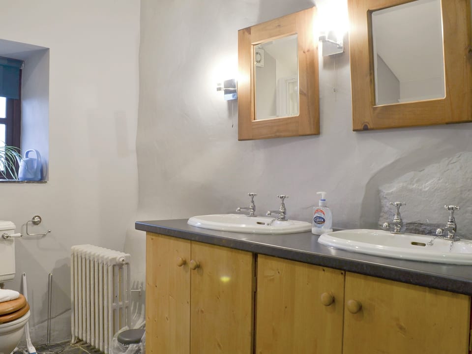 Twin sinks in bathroom | The Stables - Tyddyn Iolyn, near Criccieth
