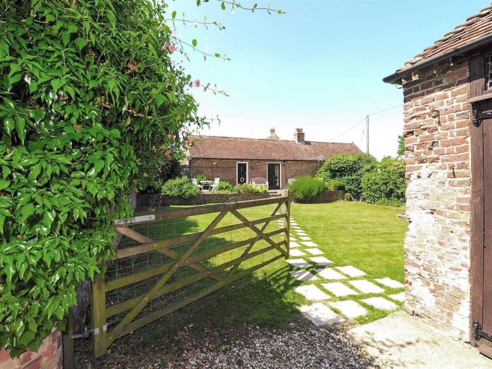 Good-sized twin bedroom | The Bothy - The Dovecote, Staple, near Wingham