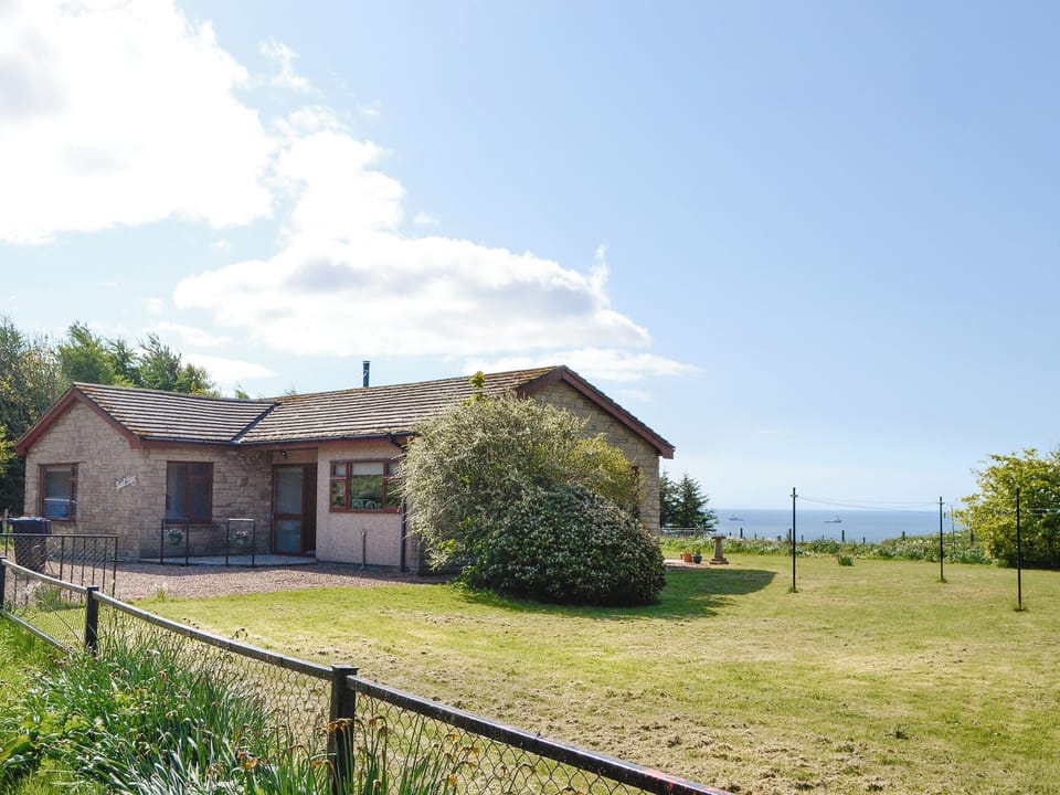 Detached Coastal holiday home and garden | Sweet Hope, St Cyrus, near Montrose