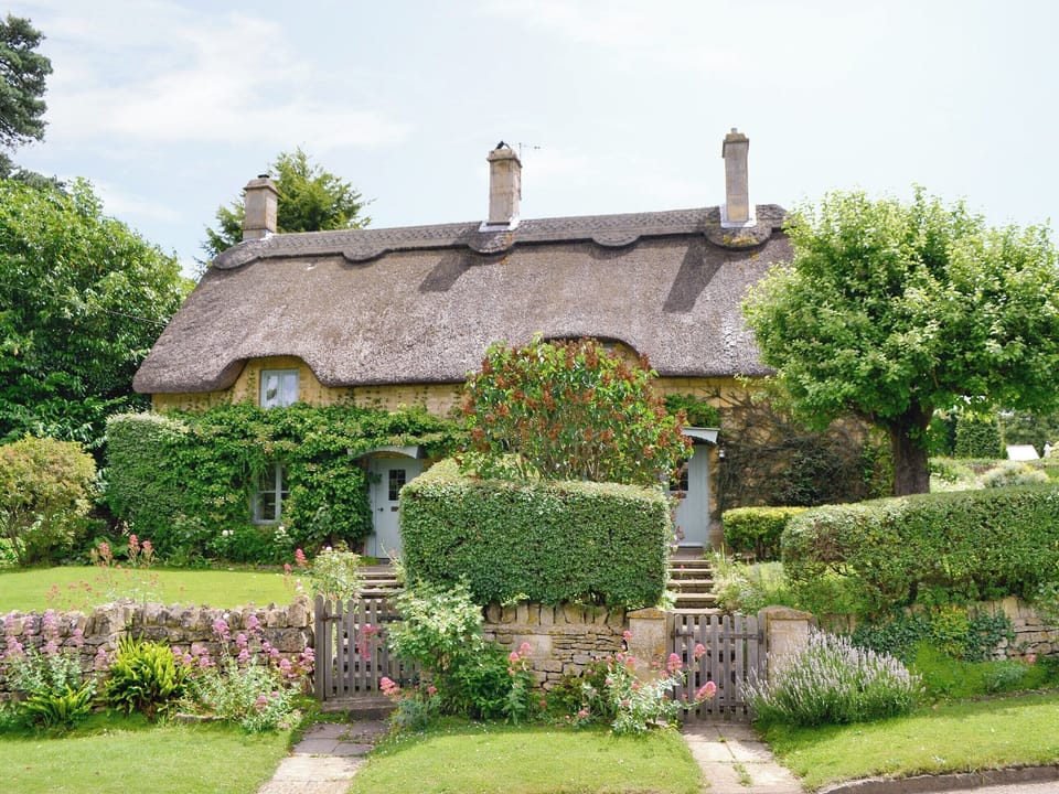 Traditional English thatched cottages | Rose Cottage, Westington, Chipping Campden