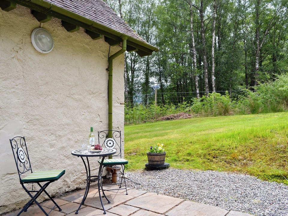 Lawned garden with patio and furniture | Laundry Cottage, Ceannacroc