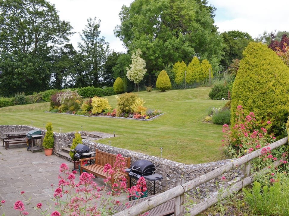 Spacious paved patio and garden | Stable Cottage, Shepherds Den, Henwood - Drayton Farm Barns, East Meon, Petersfield