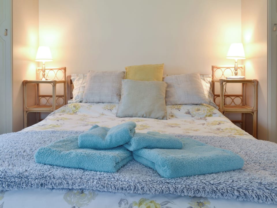 Relaxing double bedroom | Ramscliff Cottage - Wellington Farm, Priddy, near Wells