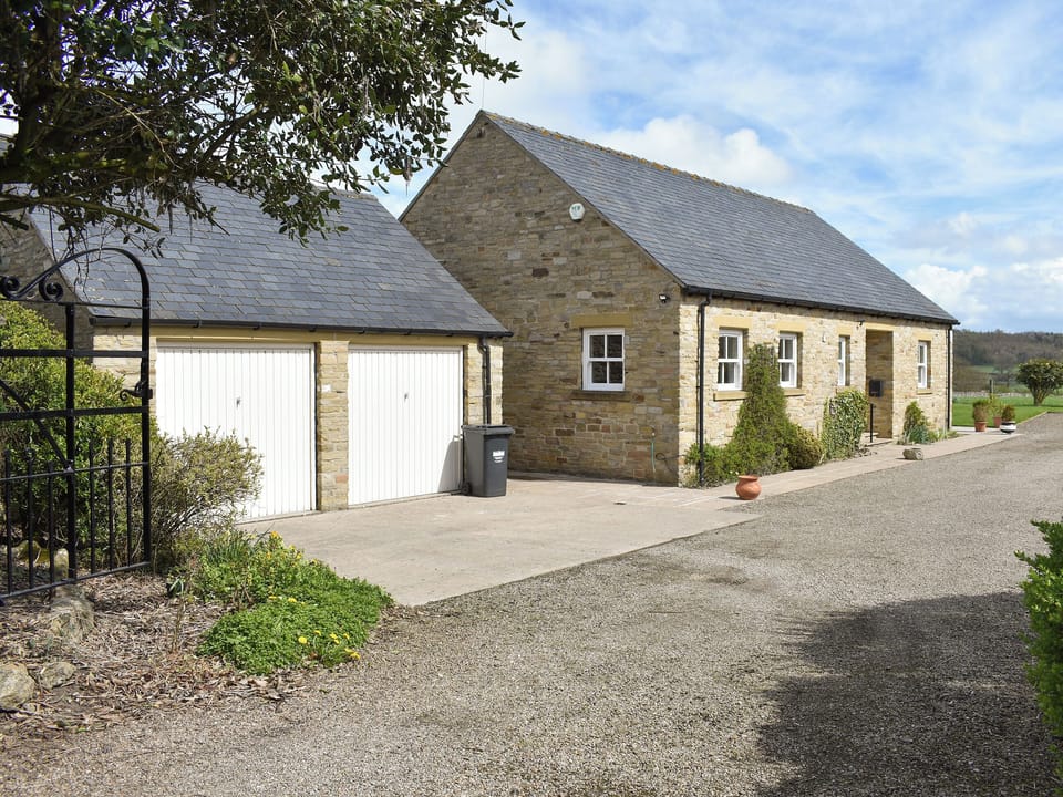 Entrance to grounds with parking for up to 4 cars | Paddock House, Middleham, near Leyburn