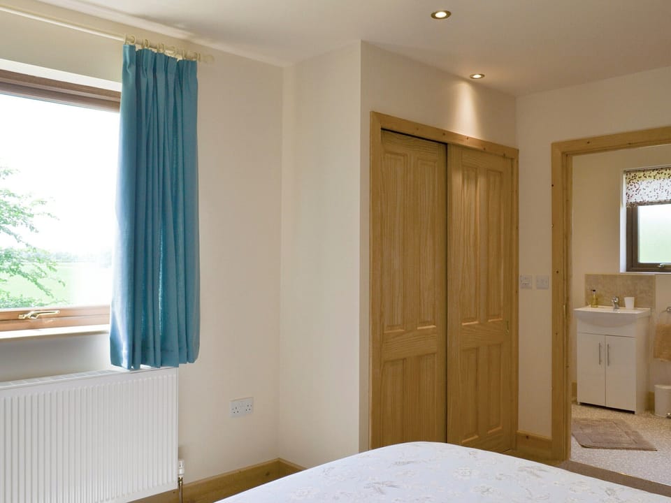 Good-sized double bedroom with en-suite facilities | Hazel Lodge - Faulkers Lakes, Burgh le Marsh, near Skegness
