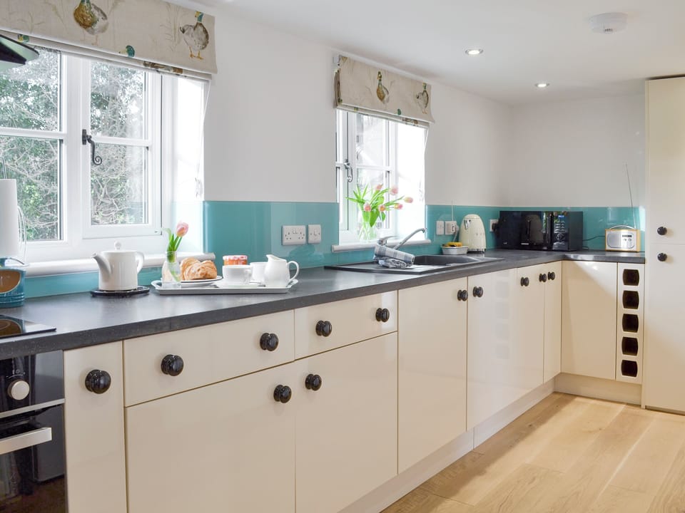Well-equipped fitted kitchen | Pickdick Stable, Brede, near Rye