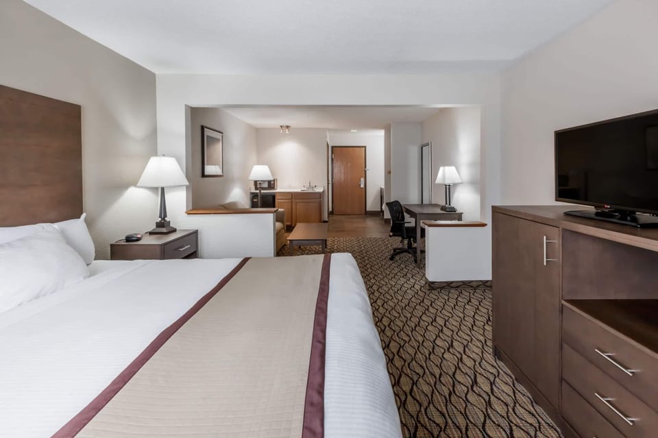 Premium bedding, in-room safe, desk, laptop workspace