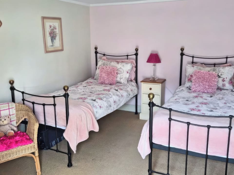 Downstairs twin bedroom | The Dairy - Crwys Farm, Three Crosses, Gower, Swansea