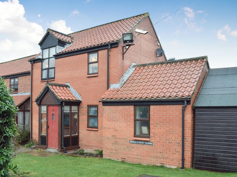 Quirky &lsquo;upside-down&rsquo; house withl balcony | Capstan Cottage, Whitby