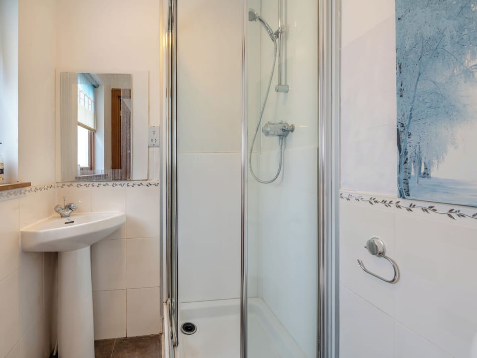 En-suite bathroom | Cairn View - Allt Mor Cottages, Aviemore