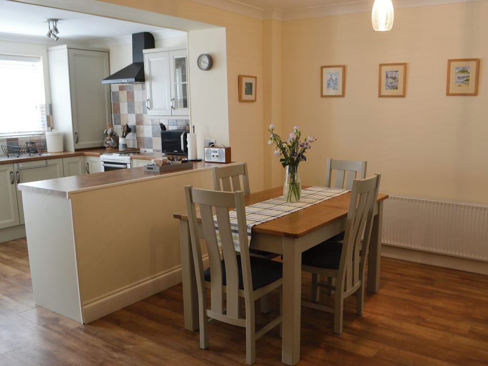 Open plan kitchen / diner | Kittiwakes, Amble