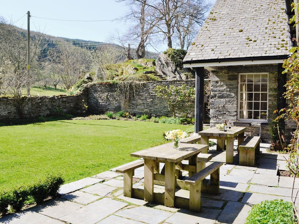 Paved patio with outdoor furniture | Crogen Coach House, Bala