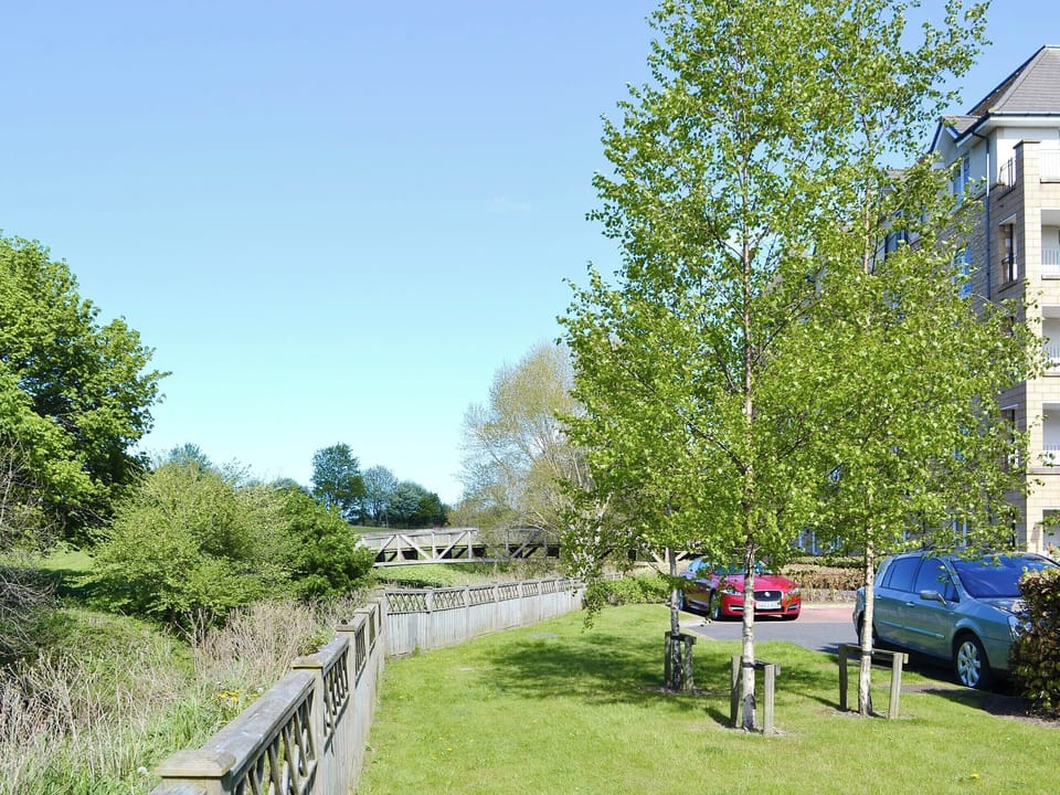 Lovely views over rural surroundings | Powderhall Brae, Edinburgh