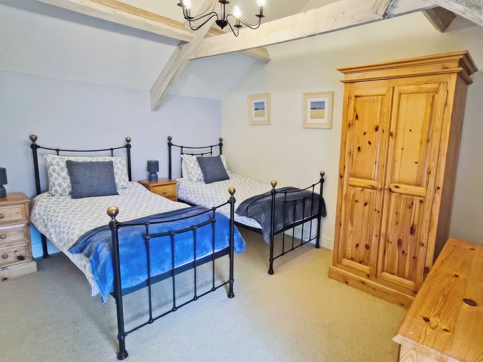 Twin bedroom | The Granary - Crwys Farm, Three Crosses, Gower, Swansea