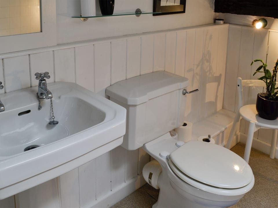 Bathroom | East House Farm - East House Farm and Wood&rsquo;s Barn, Beckermonds, near Kettlewell