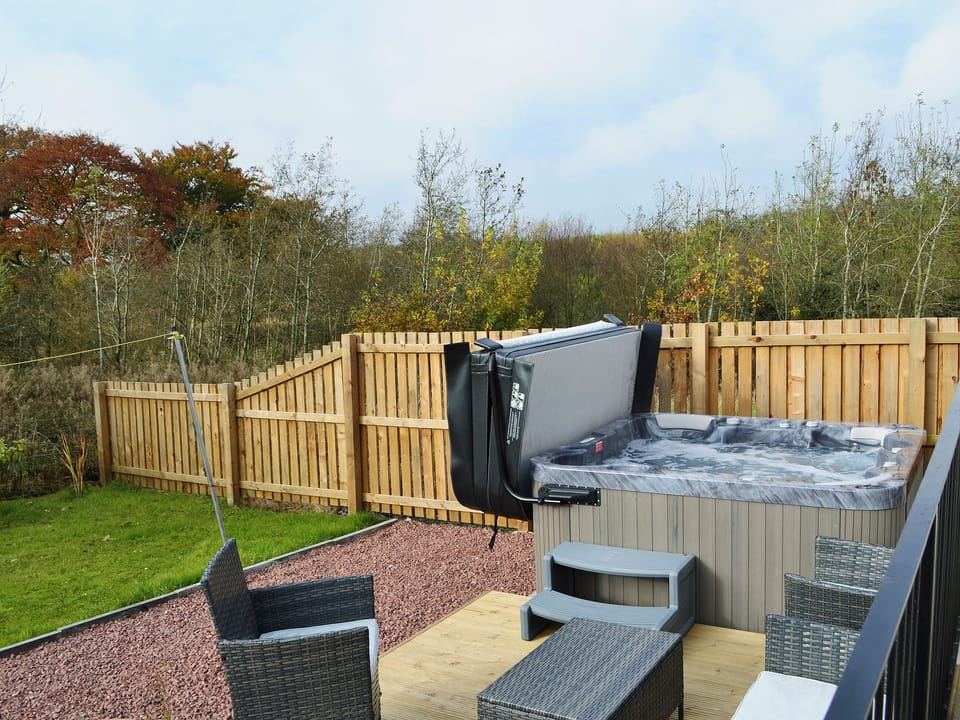 Relaxing, private hot tub | The Snug, Blackridge, near Edinburgh