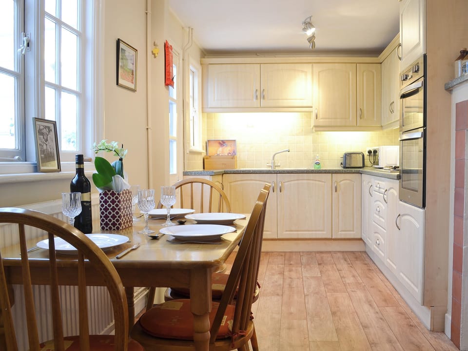 Charming kitchen/diner with farmhouse-style table and chairs | Pam&rsquo;s Plaice, Offord D&rsquo;Arcy, near Godmanchester