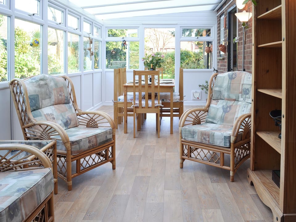 Sunny conservatory with dining table | Pam&rsquo;s Plaice, Offord D&rsquo;Arcy, near Godmanchester
