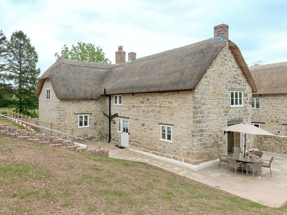 Grand, traditional thatched property | The Farmhouse at Higher Westwater Farm, Axminster