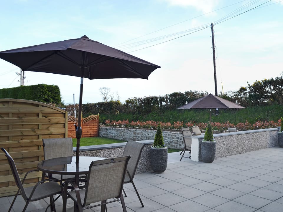 Enclosed lawned garden with patio | Bwthyn Tyddyn Sachau, Y Ff&ocirc;r, near Pwllheli