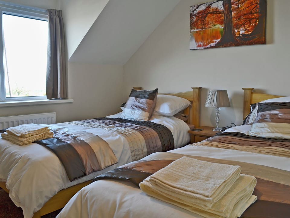 Cosy twin bedroom | Bwthyn Tyddyn Sachau, Y Ff&ocirc;r, near Pwllheli