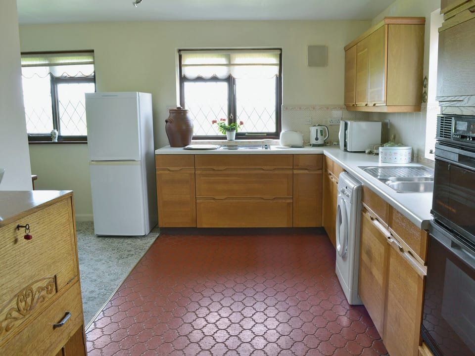 Well equipped kitchen/dining room | Pant Glas Mawr Cottage, Axton, near Holywell